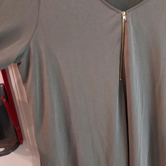 Green Envelope Light Olive Green V-Neck 3/4 Sleeves Shirt in Size 1X - Picture 5 of 9